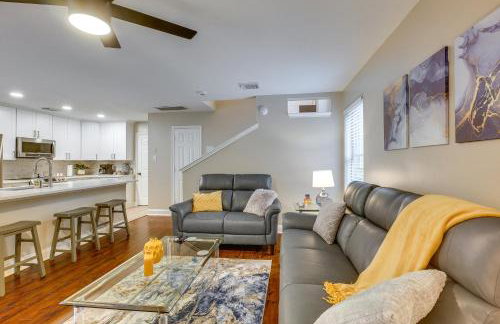 Modern Woodlands Townhome with Spacious Yard and Patio - Photo 5