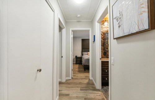 Beautiful Torch Lake House with Beach Access home - Foto 34