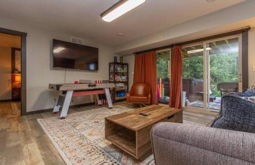 Gorgeous cabin 3bdrm/3bth, hot tub, fireplace, kid/pet friendly - Foto 38