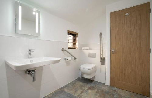 New 2 Bedroom Home at Waterhead Range by LetMeStay - Foto 17