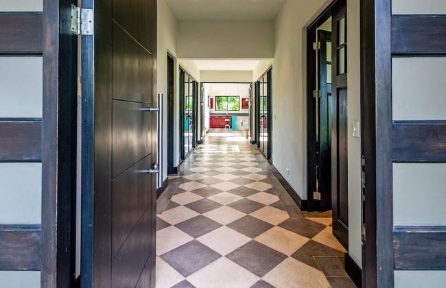 Nostalgic Retro Home on Luxurious Lot with a Private Infinity Pool and Ocean Views - Photo 24