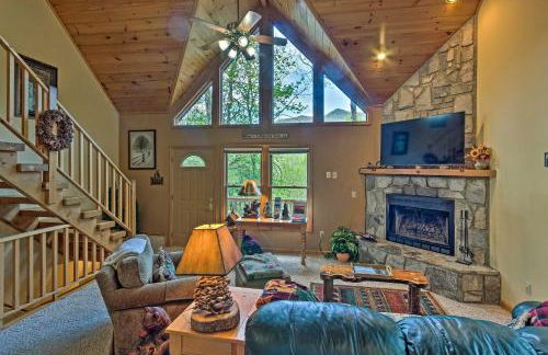 Spacious Maggie Valley Cabin with Hot Tub and MTN View - Foto 2