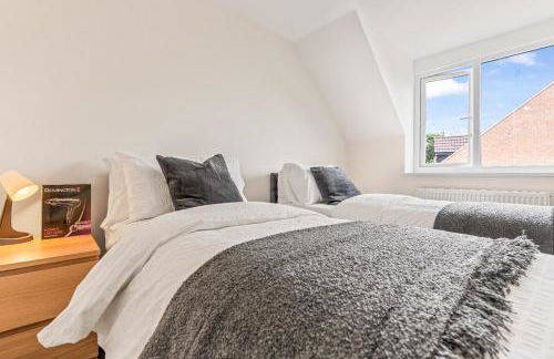 Modern 4-Bed, Parking, Pool Table, Sleeps 11 - Foto 5