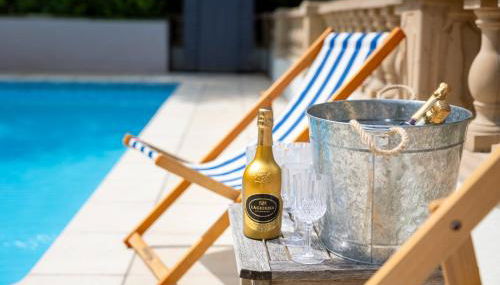 New School Rooms estate close to Bath including heated swimming pool,hot tub,WIFI, pool table, parking - Foto 4, sunbed