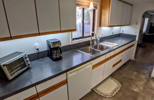 Little Blue Bungalow on Boise's Bench, Pet Friendly, Fully Fenced yard with doggie door! 2 miles from BSU, 5 minutes from Downtown Boise, Desk and workstation for remote workers, 2 TV's large walk-in closet, Good for mid-term stays - Foto 49