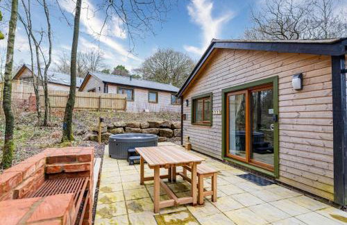 Padley; woodland lodge with hot tub for 2-4 in the Staffordshire Moorlands - Foto 13