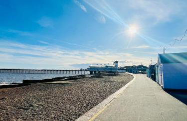 4-Bedroom House 5 mins to Beach & Parking - Foto 9