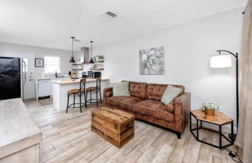 1 Block to Downtown - 7 min to beach - King bed & Free parking - Foto 1