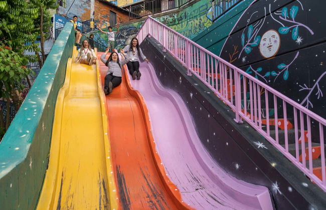 Tour do grafite pela Comuna 13 em micro–ônibus temático - Foto 6