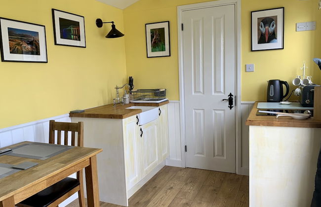 Shepherds Hut With Hot Tub, North Wales, Anglesey - Photo 5