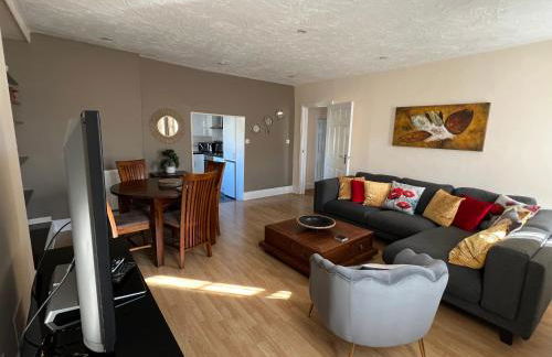 Stay in Yeovil Town Centre, Large 2 BD Apt With Parking, Sleeps 4 - Foto 1