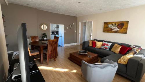 Stay in Yeovil Town Centre, Large 2 BD Apt With Parking, Sleeps 4 - Foto 1