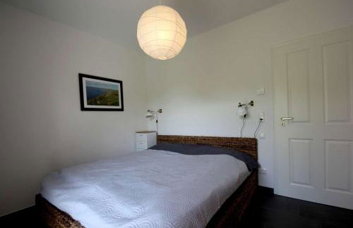 wassernahes Ferienhaus mit Meerblick und Schwimmbadnutzung in Sellin - Ferienhaus Rohrweihe - Foto 13