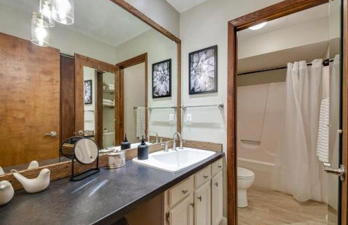 Large Home with Game Room, 4 Mi to Mississippi River - Foto 17