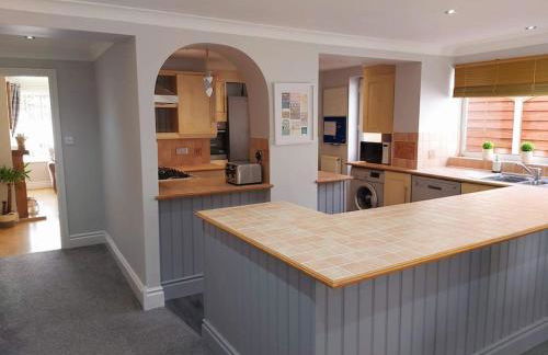 Croeso; Cosy and ideally located for mountains and beaches - Photo 12