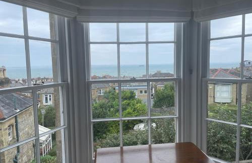 Elm Lodge charming with stunning coastal views! - Photo 14