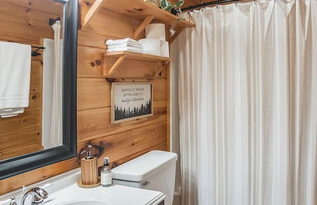 Tree Top Lodge - Gorgeous Lake Cabin With Hot Tub & Magnificent Views Of Forests And Mountains! 3 Bedroom Cabin by Redawning - Foto 16