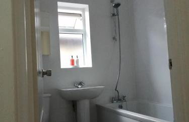 Lovely 3 Bedrooms Flat Near Romford Station With Free Parking - Foto 13