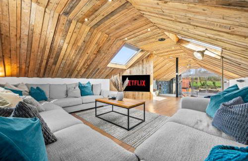 The Oaks Barn - A Countryside Luxury Rural Escape with Hot tub & Fire Pit! Tranquil Group Retreat - Sleeps 8, Pet Friendly & Off road Parking - By Blue Puffin Stays - Photo 11