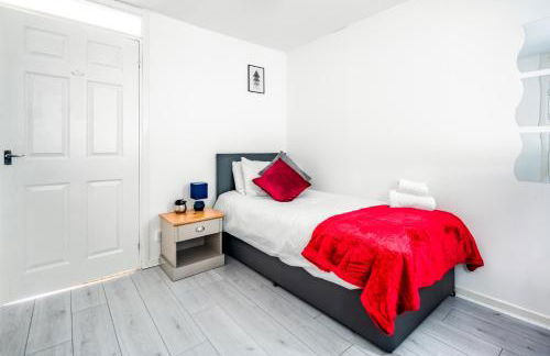 Balloch House -Spacious 3 bed house with on street parking - Photo 22