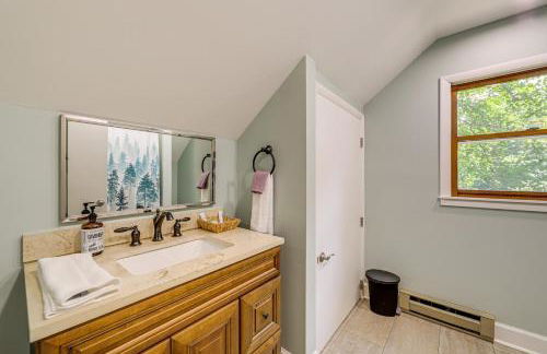 Creek View and Hot Tub Woodsy Maggie Valley Cottage - Foto 25