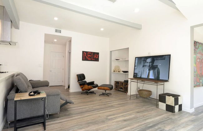 Spacious House on Melrose w Private Backyard Gym - Photo 14