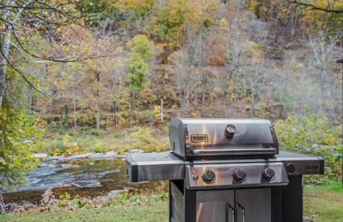 River Time Cabin - Riverfront, Hot Tub, Screen Porch, Fishing, Games, View, 3 King Beds - Photo 17