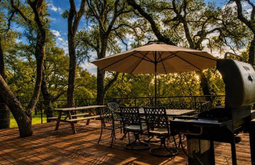 Hill country gem with private pool, deck, firepit, Ping-Pong, foosball, & WiFi - Photo 67