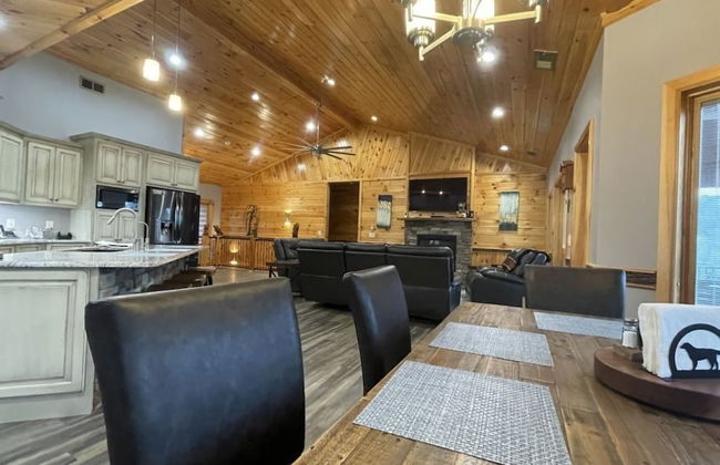 Nature lovers dream! Steps from fishing plus 140 acres of hiking! 4 Bedroom Home by RedAwning - Foto 7