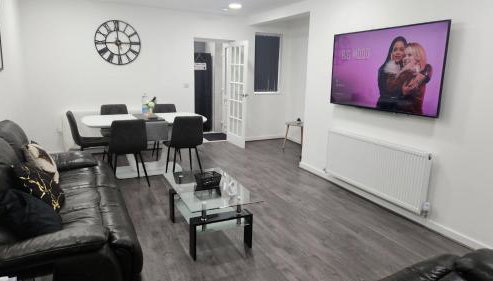 ETIHCITY - 3 Bedroom Semi - Free Parking near Etihad Stadium, Tourist attractions, Manchester City Centre, Transport and Motorway Links next to McDonald's - Sky n Netflix - Foto 3