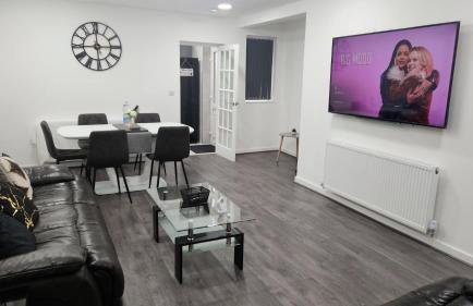 ETIHCITY - 3 Bedroom Semi - Free Parking near Etihad Stadium, Tourist attractions, Manchester City Centre, Transport and Motorway Links next to McDonald's - Sky n Netflix - Foto 3