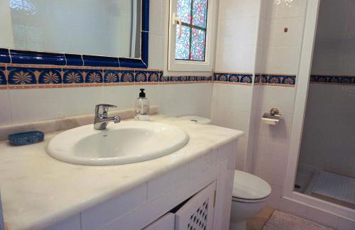 Spacious Ground floor apartment with Garden & Communal Pool - Foto 25