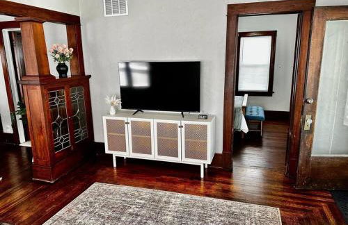 Mrs. Hughes Cottage - 2 bedroom House w/ parking - Foto 7