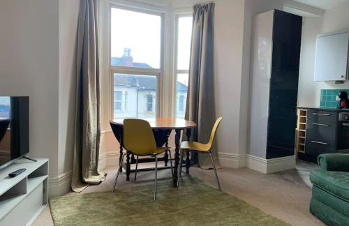 Central 2 bed flat. Free parking (Off-street) - Foto 1