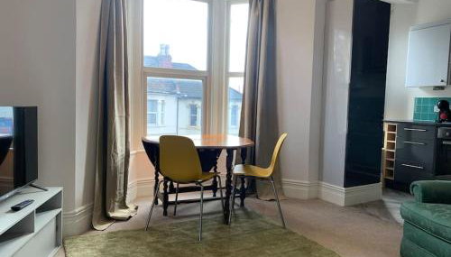 Central 2 bed flat. Free parking (Off-street) - Foto 1