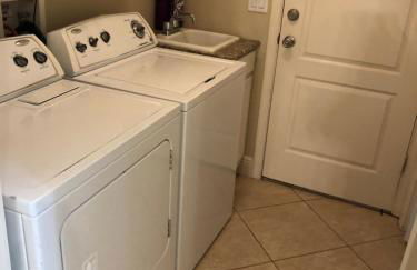 Tiki Paradise House & pool - 10 min to Beach! - Foto 30