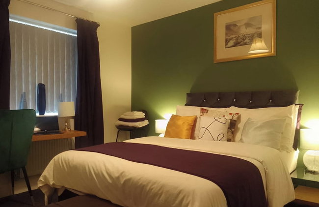 Bright 4 Bedroom Home in Walsall, Free Parking and for EVs - Foto 2