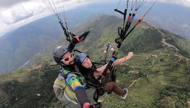 Sobrevolando el Cañón de Chichamocha en parapente