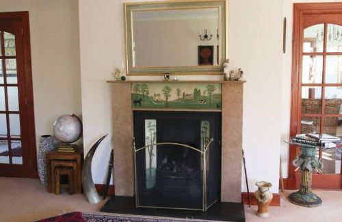 Serene Countryside Home with Manicured Gardens - Foto 10