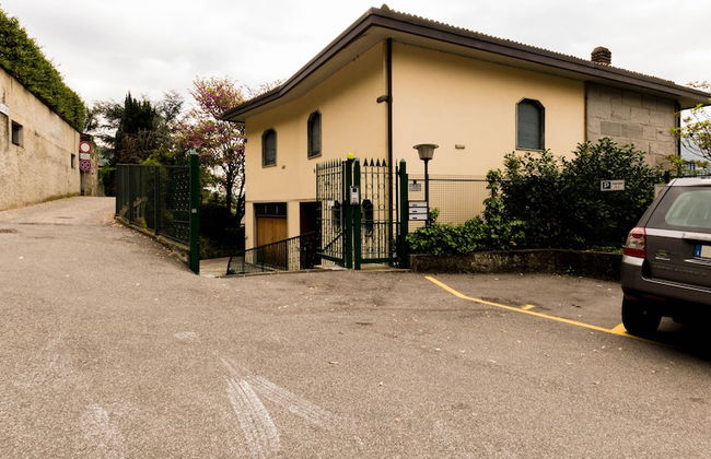 JOIVY Garden Oasis: 1BR Apt w/ Balcony & Parking - Foto 21