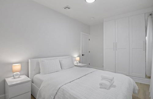 Elegant 2BR-2BA Spacious Escape with Rooftop Near NYC - Foto 13