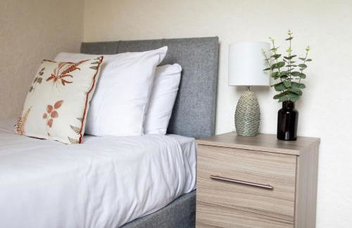 Adrian House, near Hospital, easy parking + garden - Foto 10