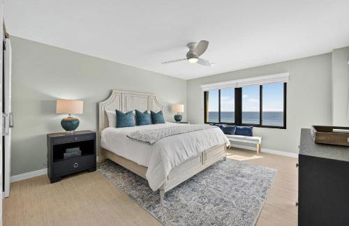 Renovated direct oceanfront condo with spacious balcony, heated pool, and garage parking - Foto 12
