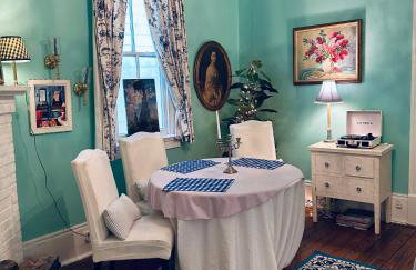4BR 3 BA HUGE, Balcony, Cemetery, Streetcar sleeps 8! - Photo 29