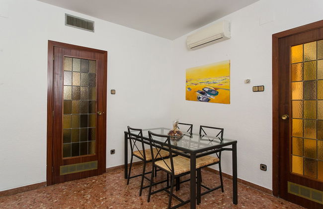 Spacious & Quiet 4 Bedroom Apartment - Photo 17