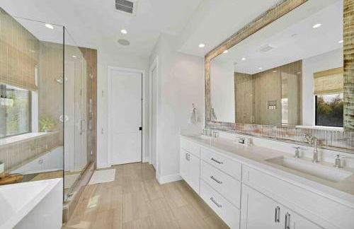 Coastal Paradise . Steps to the beach . Pool . Hot Tub - Foto 29