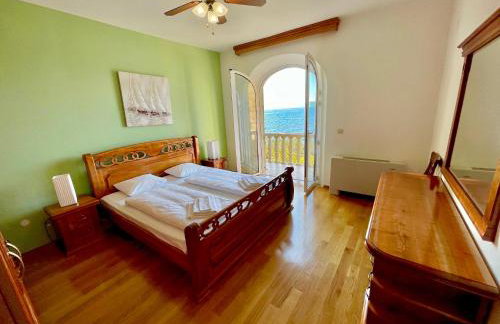 Luxury Seaside Villa with a classic Mediterranean Olive Garden, a fully equipped Professional Kitchen, Pool, Sauna, Padle Boards and Canoe - Miolin Beach House - Photo 10