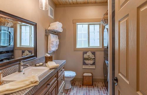 Uncle Chris Cabin by KABINO Air Conditioning Smart TVs Chefs Kitchen Spacious WiFi Grill Bills Island Reservoir Fishing - Foto 14