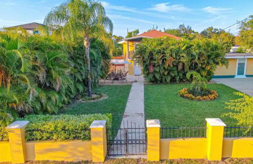 Tropical escape with fire pit near airport & stadium - Foto 13