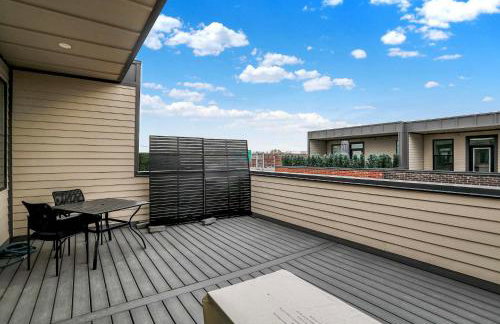 Luxury Townhouse with Fireplace Rooftop Deck Close to Downtown-Family Friendly - Foto 61
